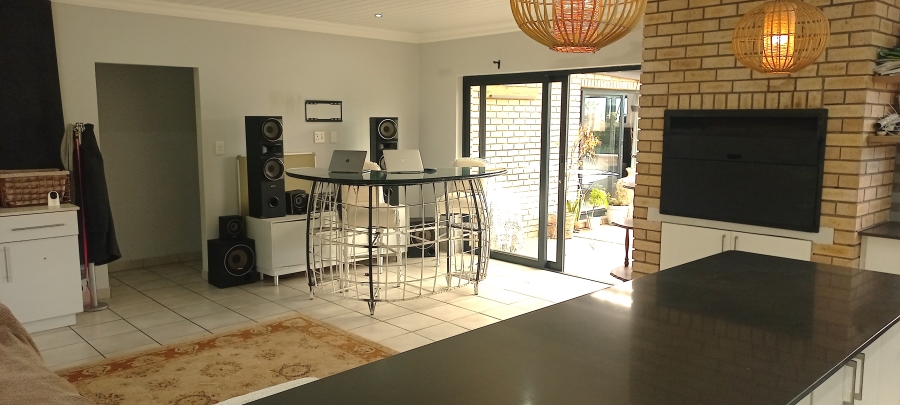2 Bedroom Property for Sale in Fraaiuitsig Western Cape